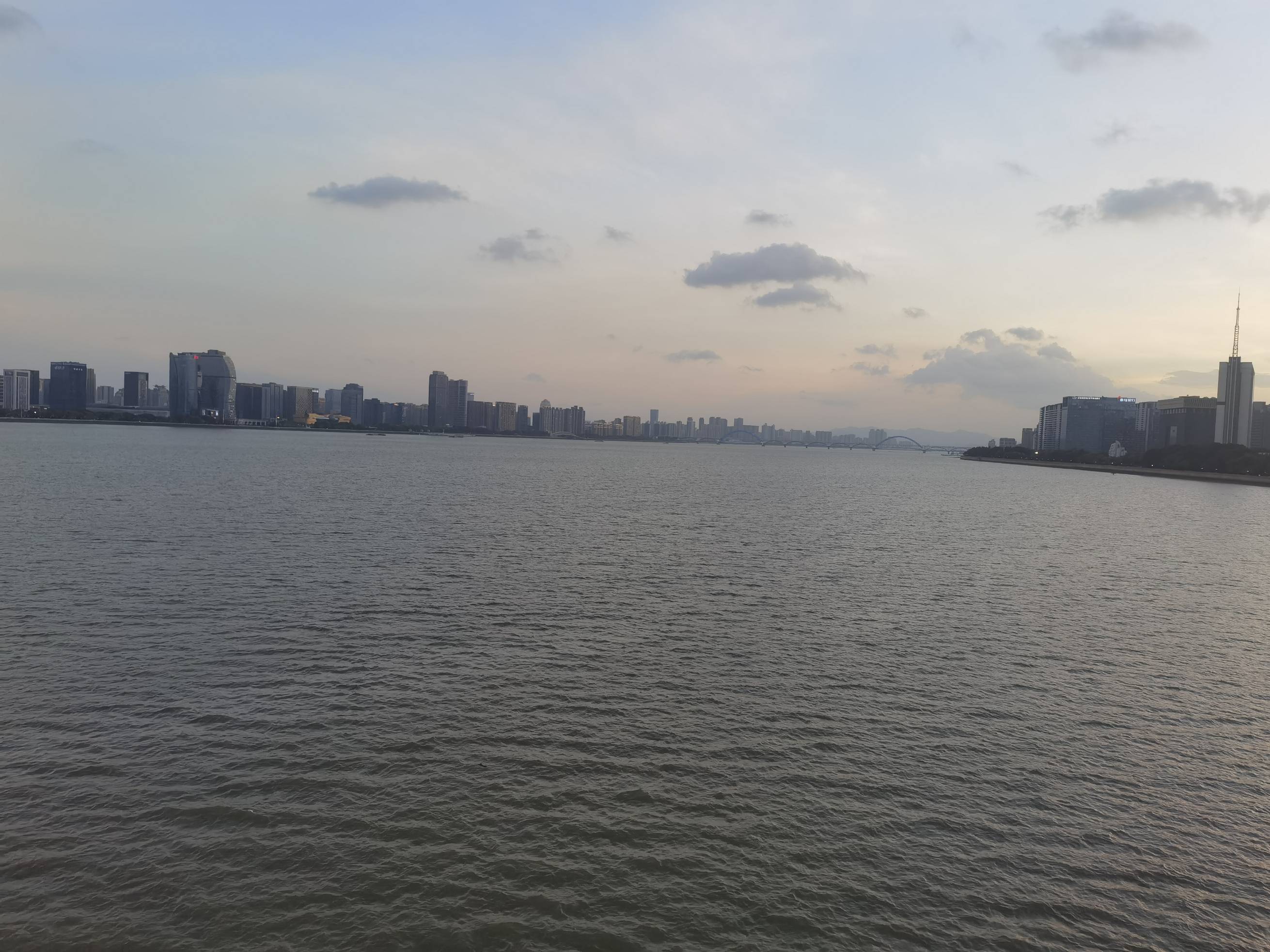 钱塘江两岸，灯光竞辉